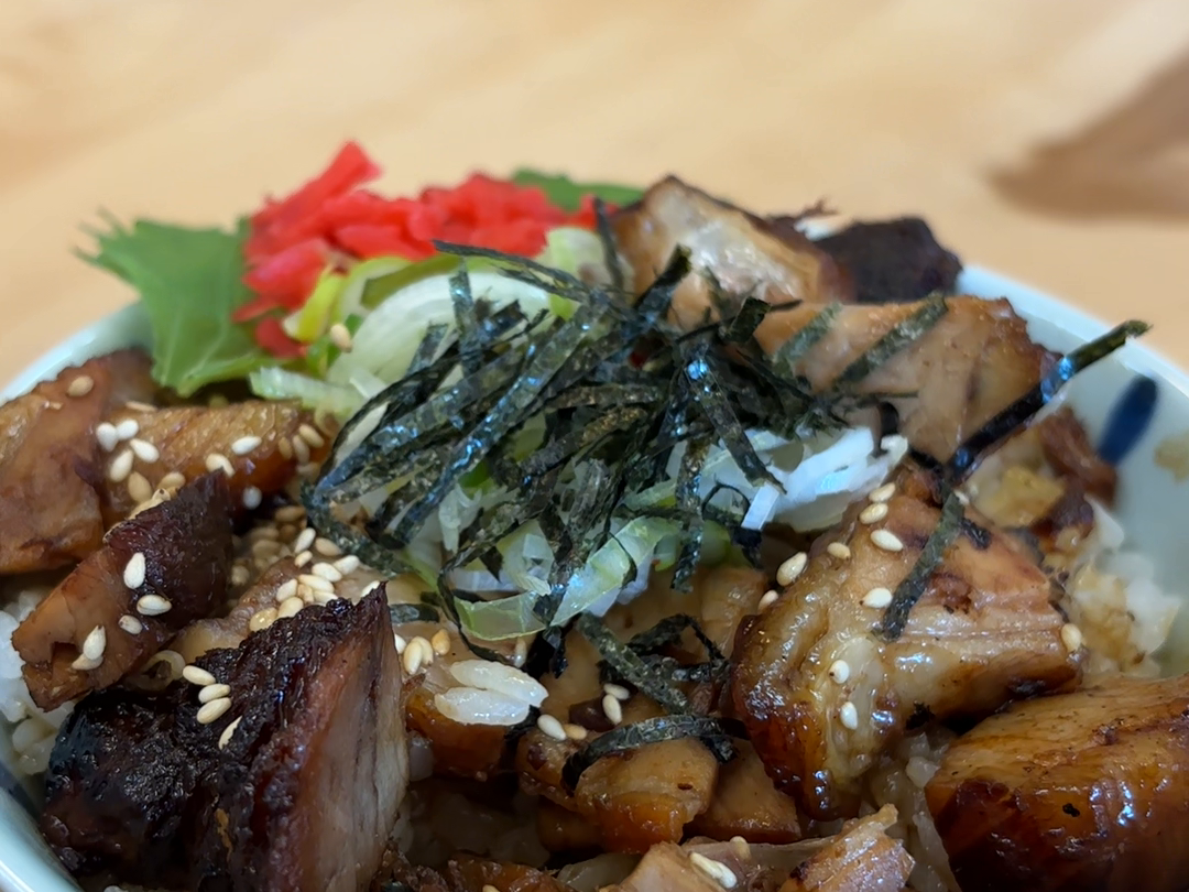 大門の取材時のチャーシュー丼。肉、海苔、ねぎが見えるごはん