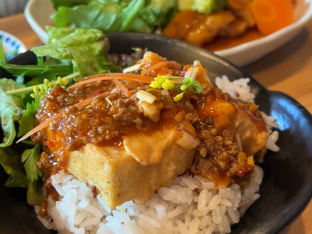 BEYOND CAFE取材当時のごはんの上に主菜を盛った料理