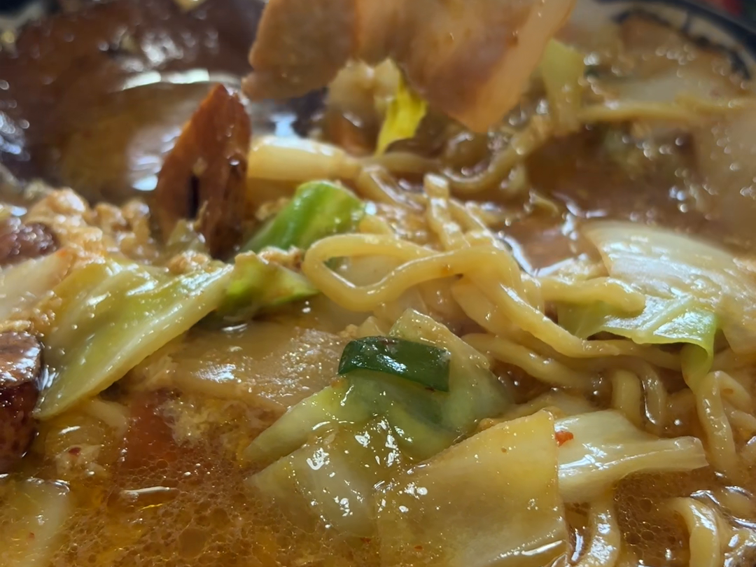 麺と野菜をすくう箸
