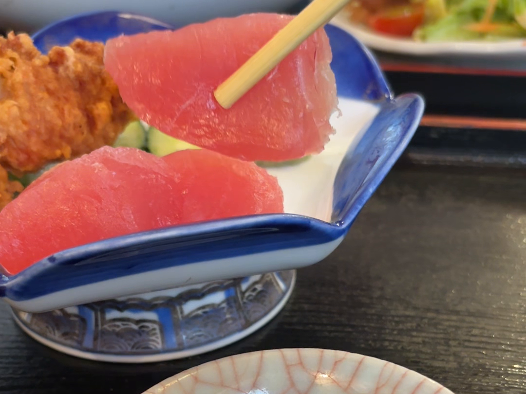 萬歩軒取材当時のマグロを箸で持ち上げる場面