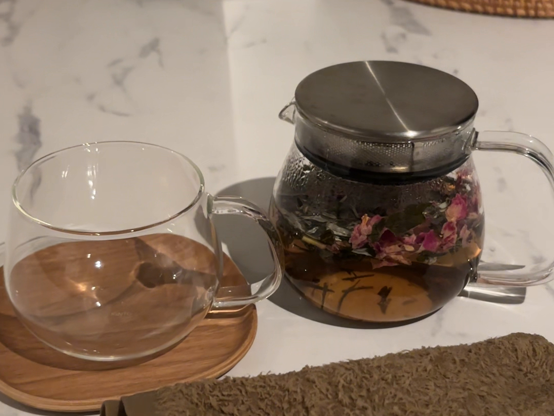 cocoon取材時のお茶のポットとカップ