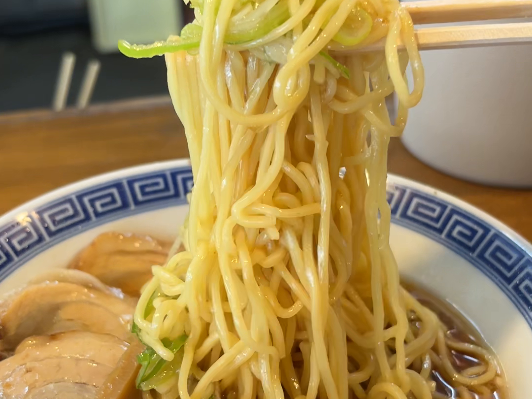 箸で持ち上げた麺