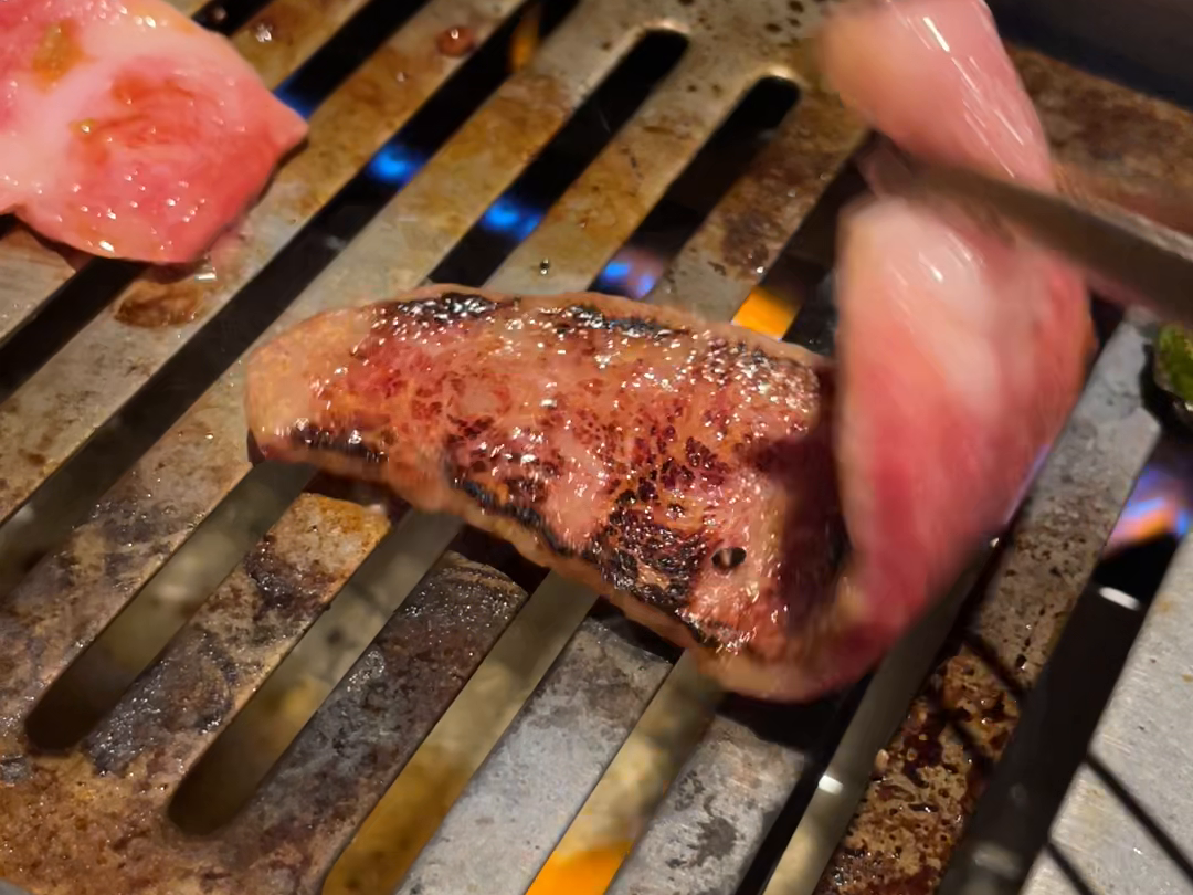 網の上で肉を焼く場面