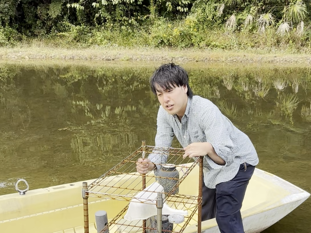 取材時の池のボートと周囲の緑