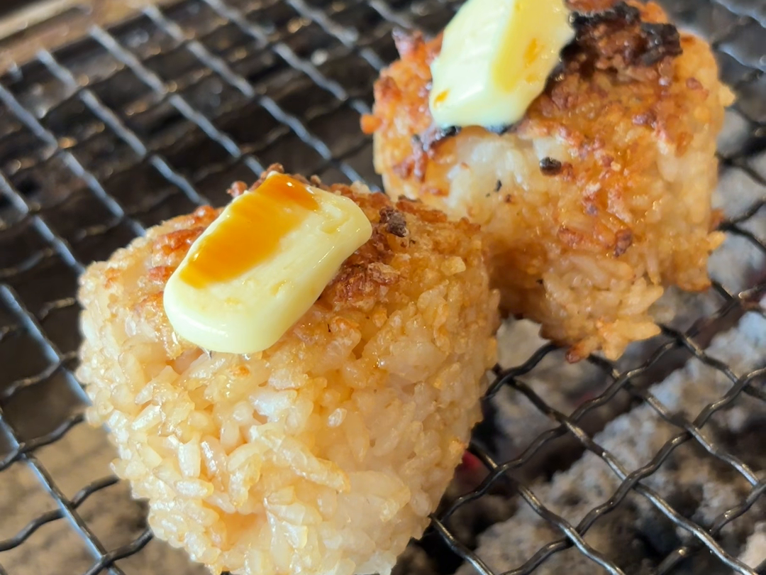 網で焼くバターの載った焼きおにぎり