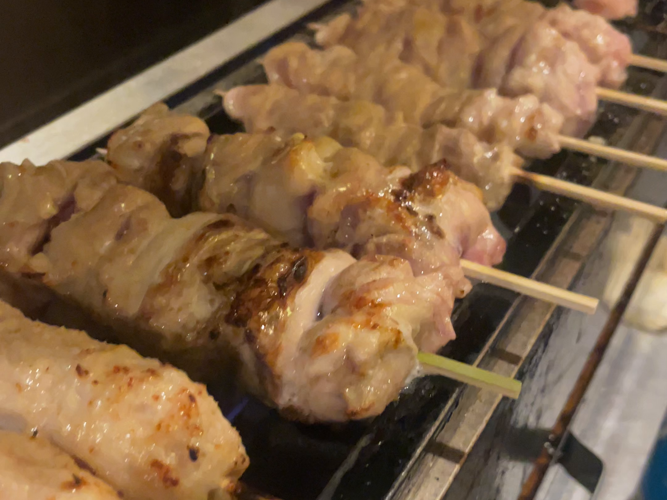 取材時の焼き台で焼く串