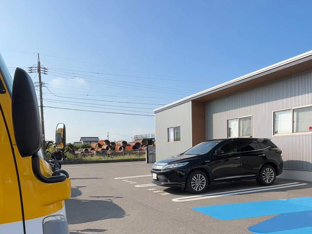 取材日の社屋と車両