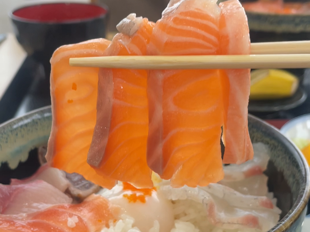 サーモンを箸で持ち上げる