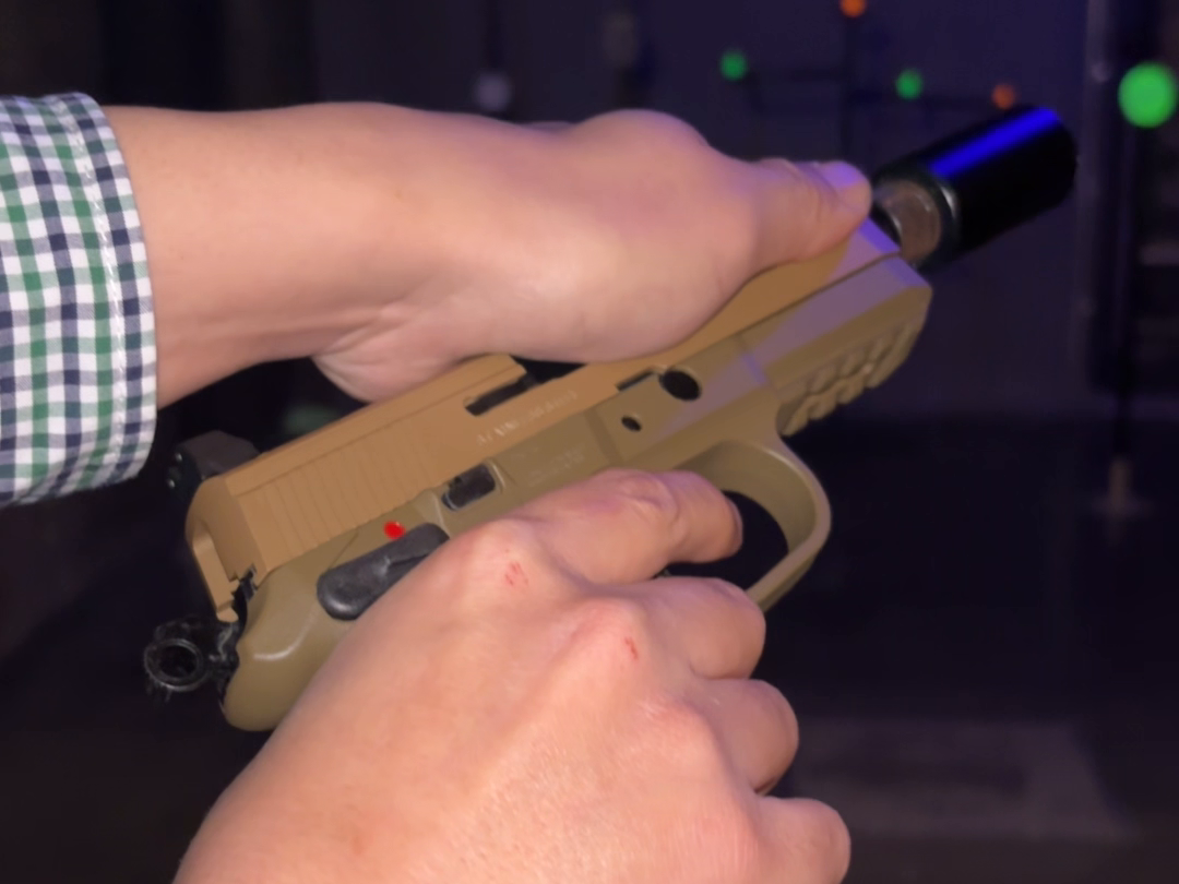 エアガンを構える両手と射撃方向