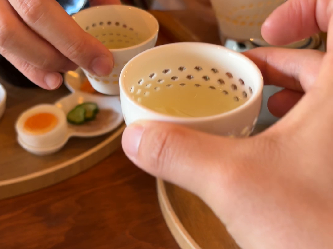 小さな器を持つ両手