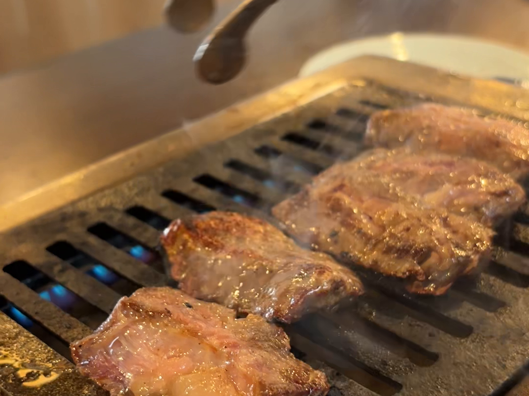 焼き網の肉とトング