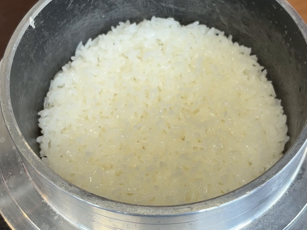 釜に入った炊きたてのご飯