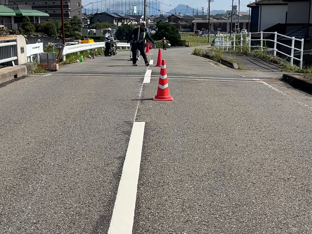 道路に引かれた白線と奥のコーン