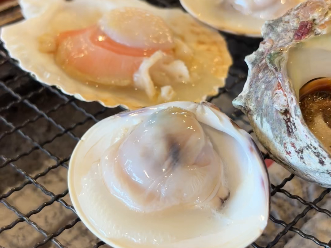 網に載せた貝とホタテ