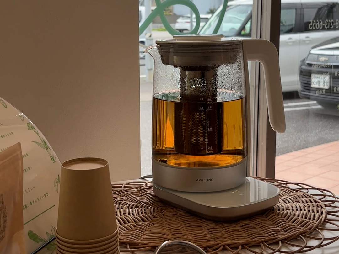 撮影時のハーブティーと茶器