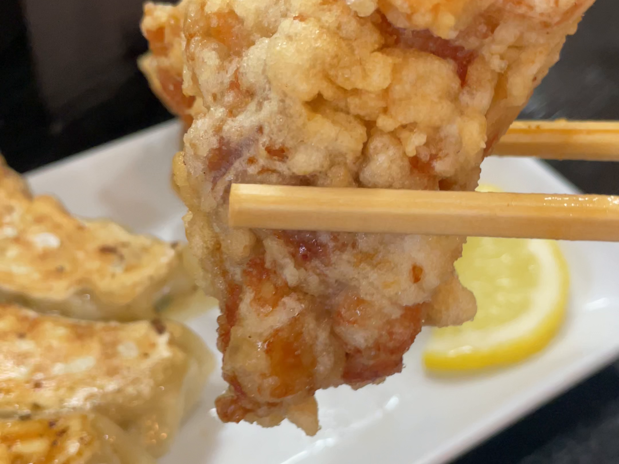 取材時の唐揚げを箸で持ち上げる