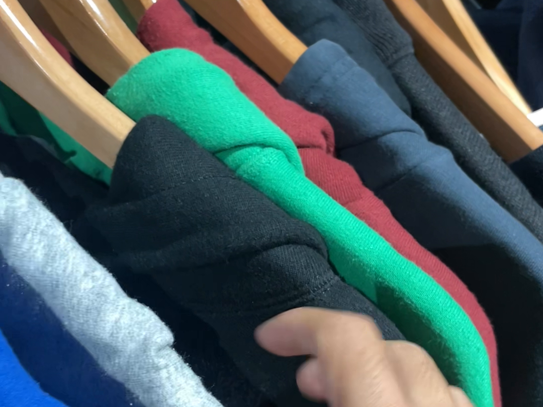 ハンガーの服を選ぶ手元