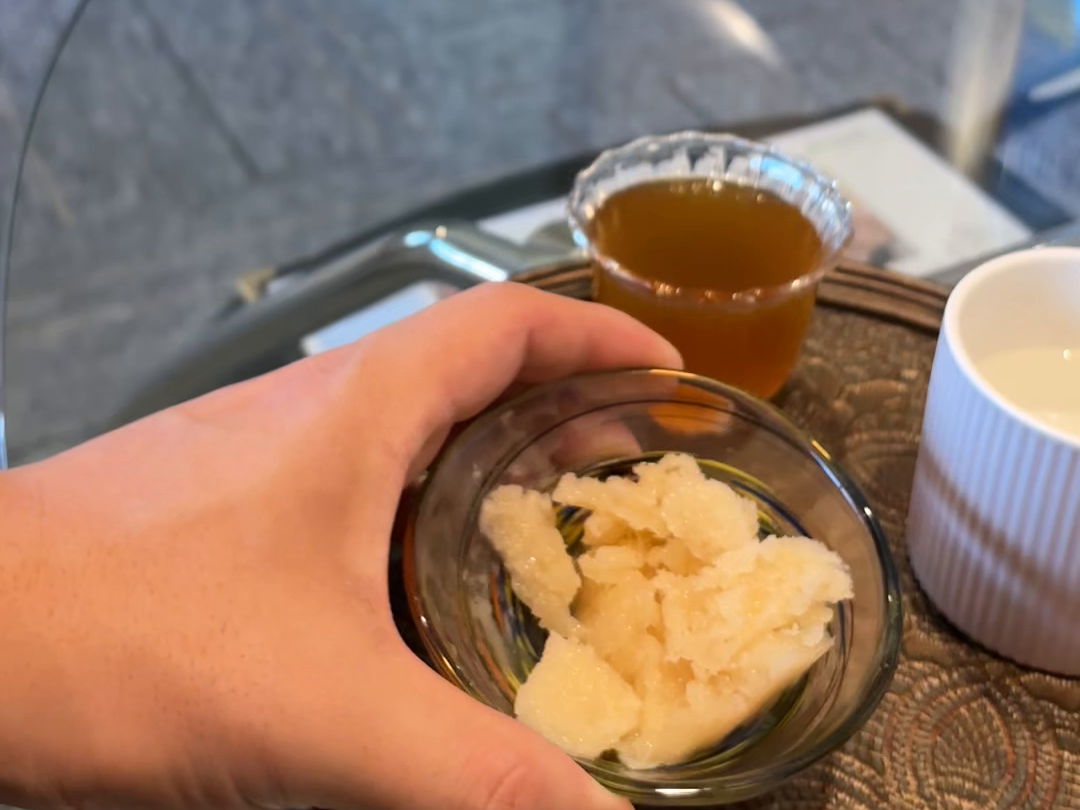 撮影時の麹アイスとドリンクの器