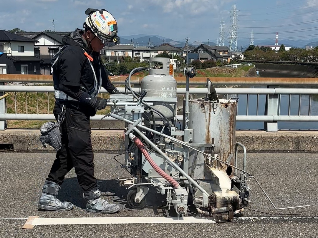 道路の白線を施工する日本水機工の作業員。本人撮影の動画から切り出した実写。