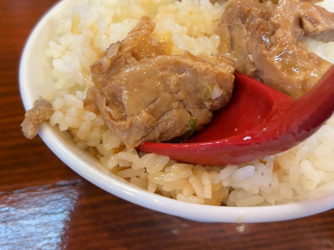 角煮をご飯に載せた器
