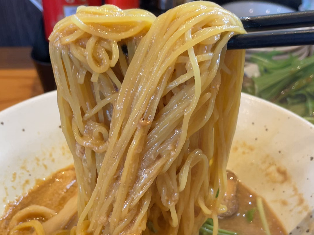 麺を箸で持ち上げる