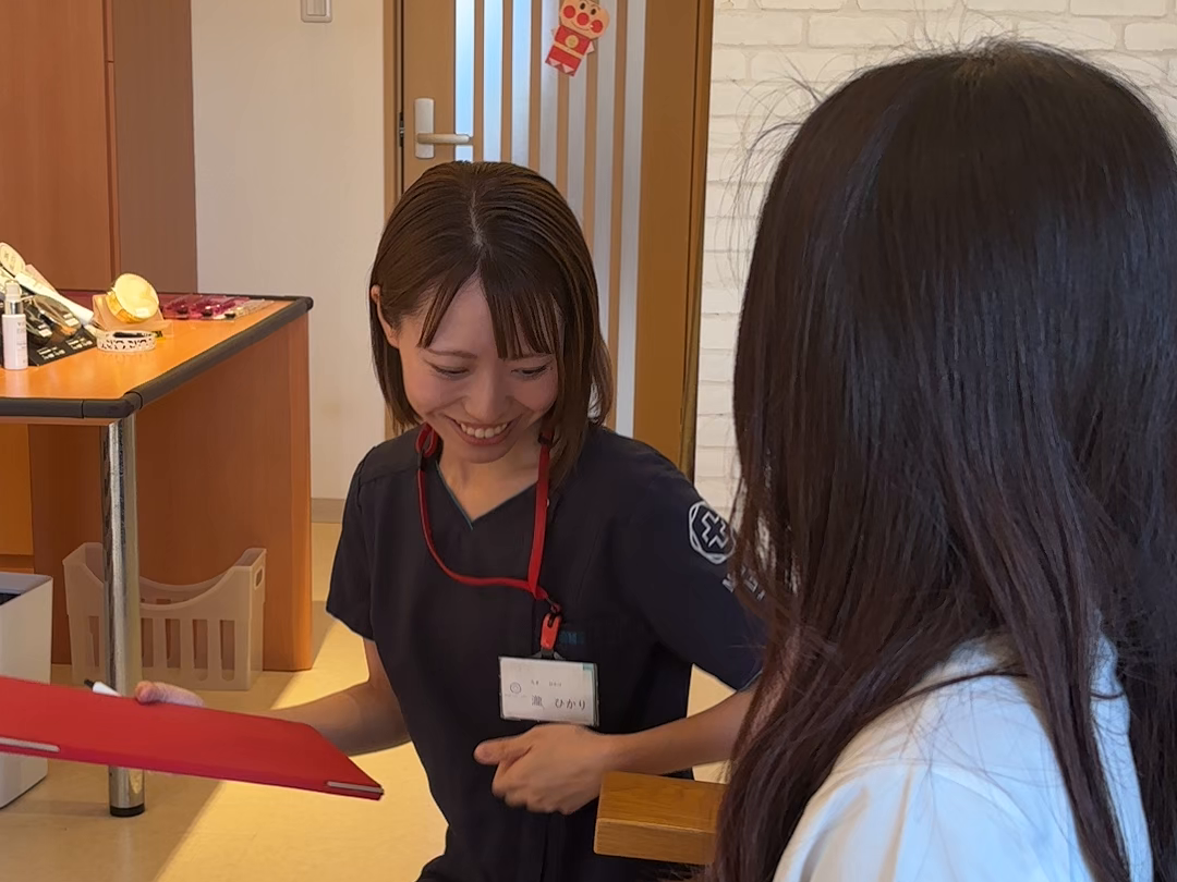 スタッフが利用者に説明する場面