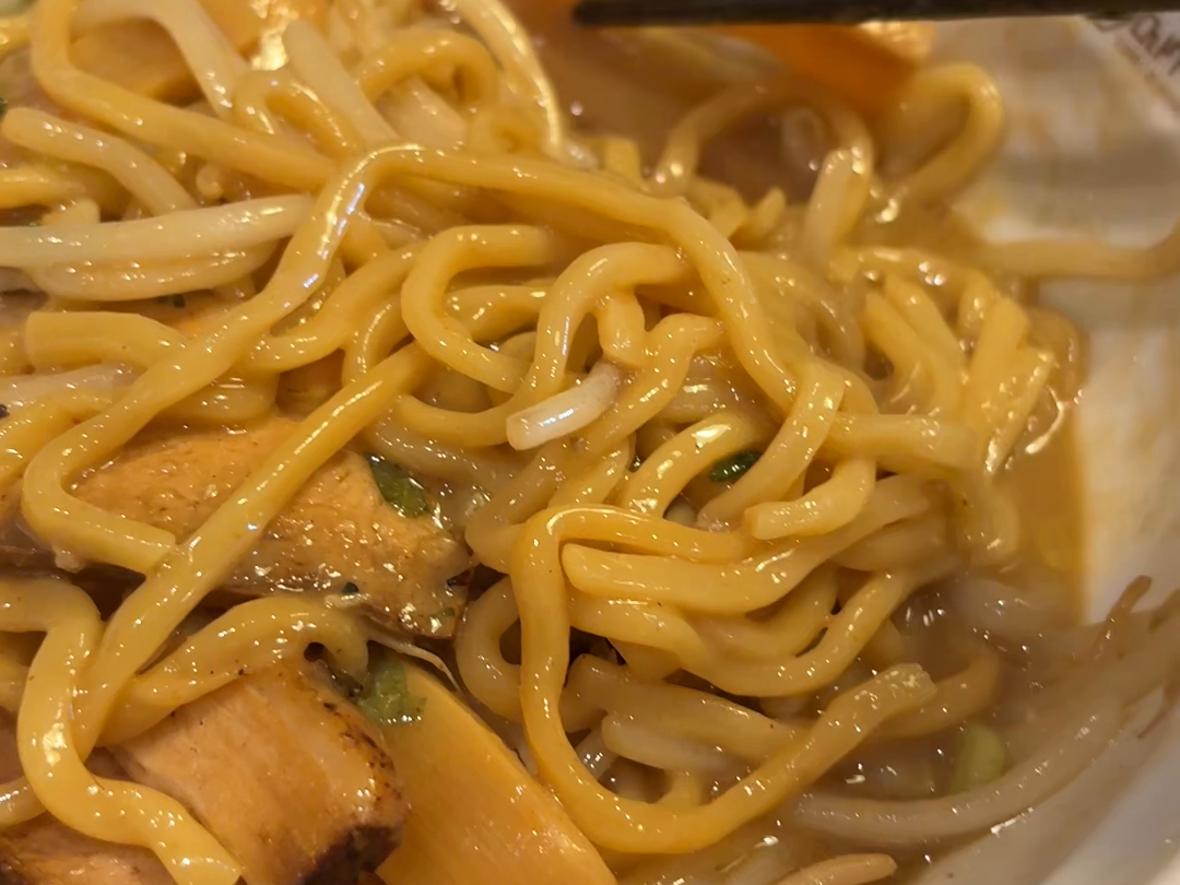 たれをまとった麺ともやし