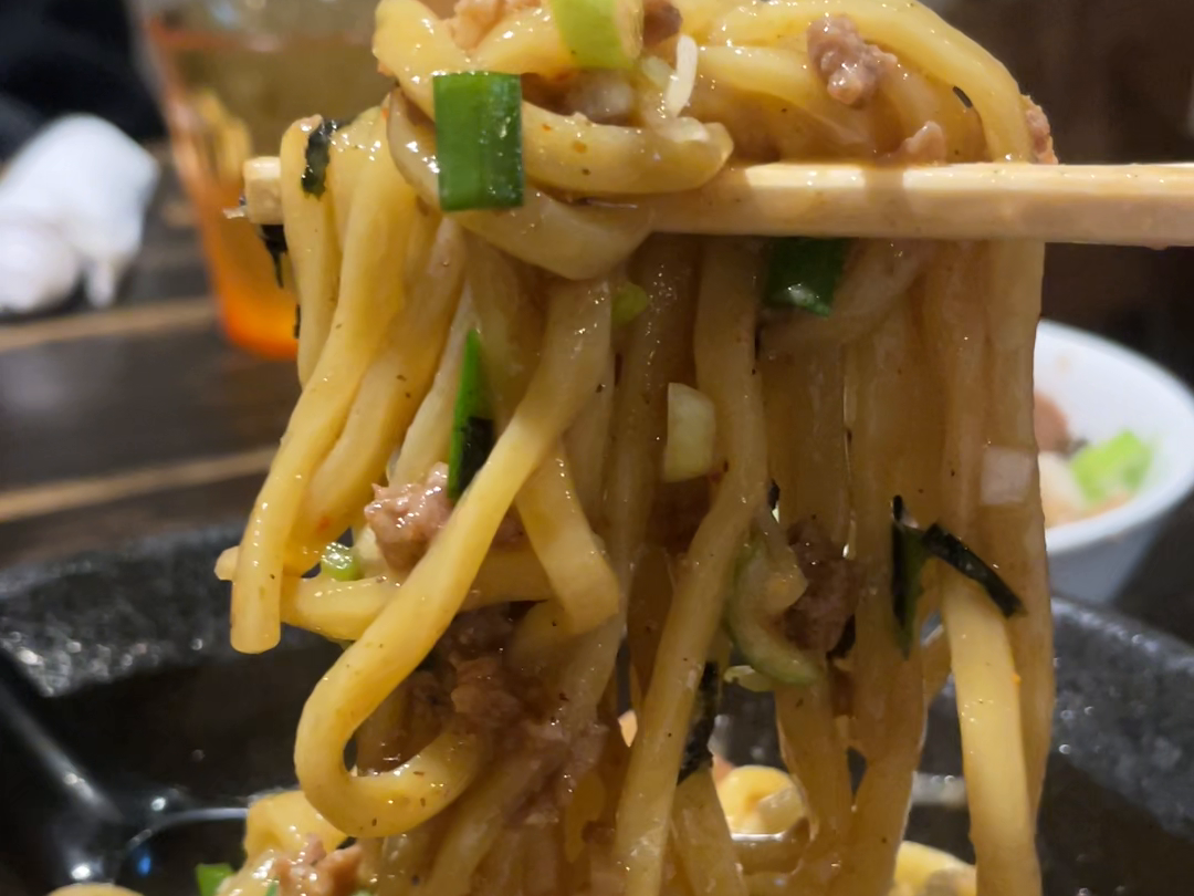 麺と具材を箸で持ち上げる