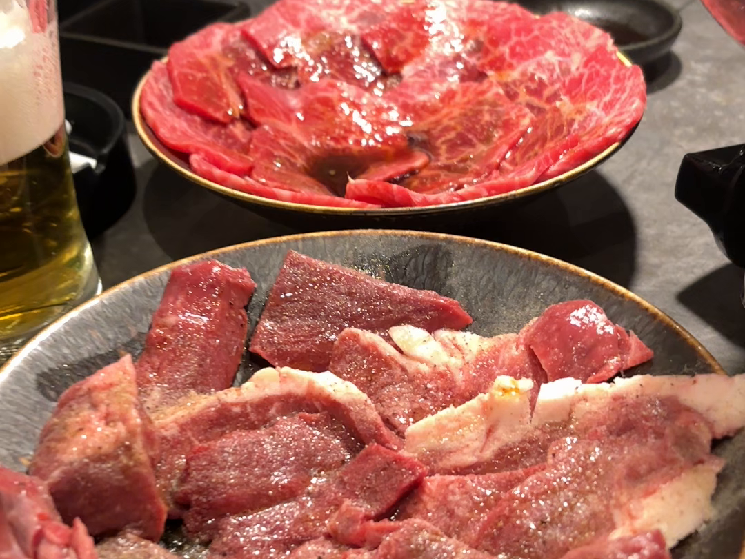 取材時の焼肉用の肉の皿