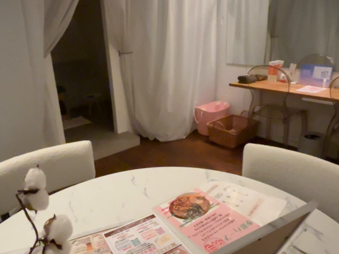 cocoon取材時のテーブルと身支度の室内